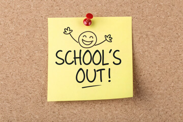 School&rsquo;s Out Sticky Note on Corkboard with Cartoon Drawing &ndash; Cheerful End of School Year Message