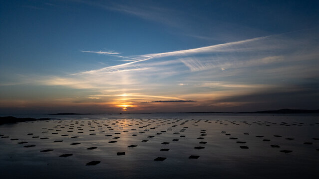 Muschelfarmen in der R&iacute;a de Arousa bei Sonnenuntergang