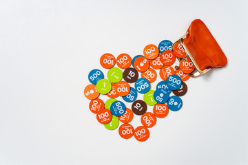 財布から飛び出したおもちゃのコイン