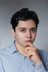 Lenguaje corporal, joven pensado con mirada intensa