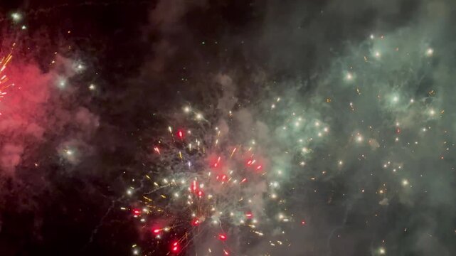 Feux d'artifices rouge et or vid&eacute;o 4K