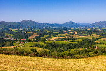 Obraz premium Panoramic View of the Rhune Mountain Range from the Hill of the Three Crosses in Ainhoa