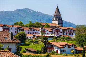 Obraz premium Bell Tower of Notre-Dame-de-l’Assomption Overlooking Traditional Basque Houses in Ainhoa