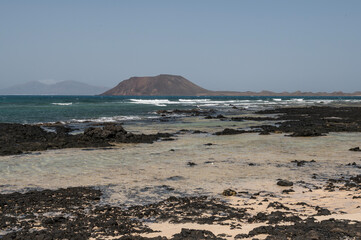 Playa Punta Prieta y dunas de Corralejo, con vista a la Isla de Lobos, Furteventura