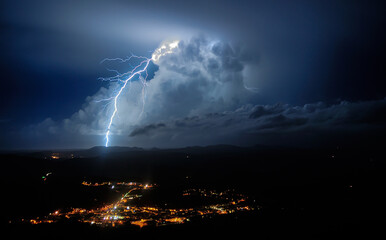 Espectacular noche de rayos y tormenta cayendo sobre Ferrerias visto des de Monte Toro en Mercadal...