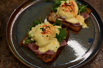 Eggs Benedict with Rucola and Hollandaise Sauce – Classic Brunch Dish with a Fresh Twist