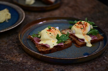 Eggs Benedict with Rucola and Hollandaise Sauce – Classic Brunch Dish with a Fresh Twist