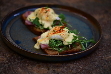 Eggs Benedict with Rucola and Hollandaise Sauce – Classic Brunch Dish with a Fresh Twist