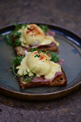 Eggs Benedict with Rucola and Hollandaise Sauce – Classic Brunch Dish with a Fresh Twist
