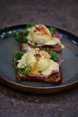 Eggs Benedict with Rucola and Hollandaise Sauce – Classic Brunch Dish with a Fresh Twist