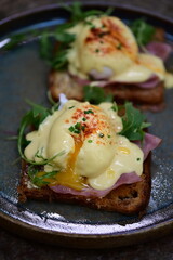 Eggs Benedict with Rucola and Hollandaise Sauce – Classic Brunch Dish with a Fresh Twist