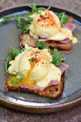 Eggs Benedict with Rucola and Hollandaise Sauce – Classic Brunch Dish with a Fresh Twist