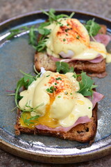 Eggs Benedict with Rucola and Hollandaise Sauce – Classic Brunch Dish with a Fresh Twist