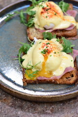 Eggs Benedict with Rucola and Hollandaise Sauce – Classic Brunch Dish with a Fresh Twist