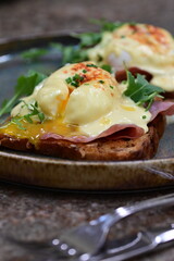 Eggs benedict with rucola and hollandaise sauce
