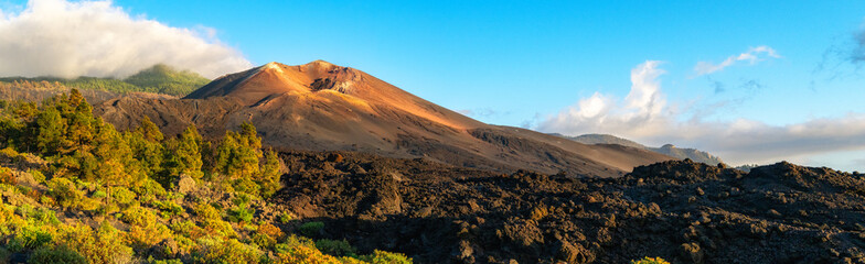 Breites Foto des neuen Vulkans Tajogaite auf La Palma mit anliegendem erkaltetem Lavafeld © Ralf Geithe