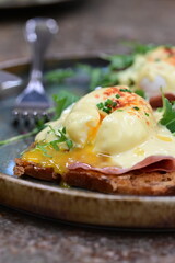 Eggs benedict with rucola and hollandaise sauce