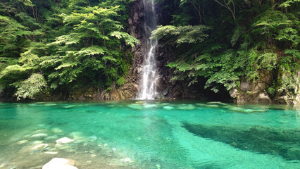 Fototapeta premium ユーシン渓谷の青く透き通った滝と川の水