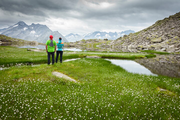 Blick über einen Bergsee in den österreichischen Alpen
