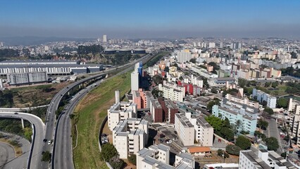 Obraz premium Vista aérea do bairro de Itaquera, zona leste de São Paulo, com áreas residenciais, avenidas e construções urbanas, retratando o cotidiano e o crescimento da capital paulista
