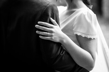 Pareja de novios agarrándose y abrazados después de haberse casado 