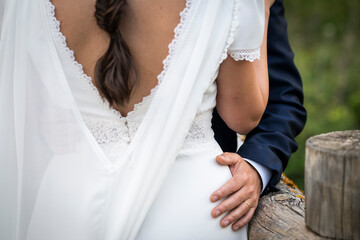 Pareja de novios agarrándose y abrazados después de haberse casado 