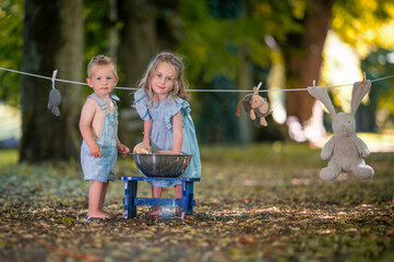 Kleine Kinder am Waschen