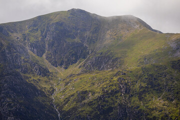 Obraz premium mposing Mountain Vista: Natural Beauty of the Welsh Highland Landscape