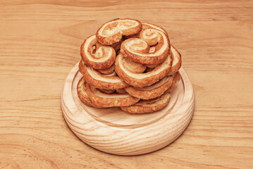 The classic and comforting flavor. Ground cinnamon is mixed with sugar before dusting the puff pastry