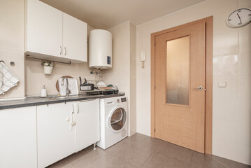 Handles, which would be absent in a purely modern kitchen, become distinctive elements here:...
