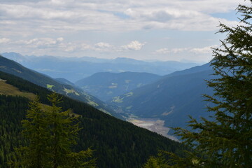 Fototapeta premium Schöne Landschaft im Ultental in Südtirol. Blick auf den Zoggler Stausee. Dieser ist abgelassen aufgrund eines Leck unterhalb der Staumauer 