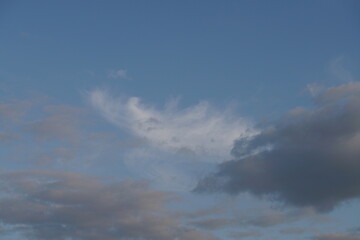 Obraz premium Wolken zum Wetterwechsel am Abend mit Zirren und cumulus Wölkchen