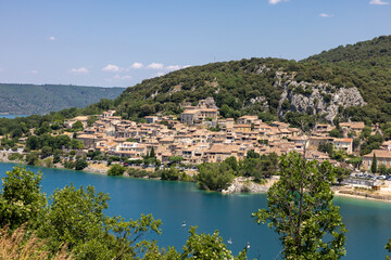 Obraz premium View of the turquoise lake of Sainte-Croix near Bauduen a medieval village on the water’s edge. The Alpes-de-Haute-Provence , France.
