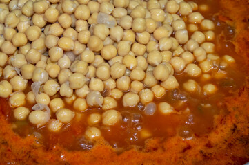 Guiso o preparado de guiso de garbanzos con salsa.