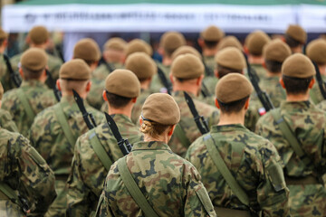 Żołnierz w berecie na zbiórce z karabinem.  © FotoDax