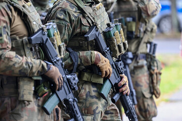 Oddział specjalny wojska, snajper z karabinem.  © FotoDax