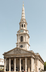 Fototapeta premium St Martin-in-the-Fields is Neoclassical architecture including a grand portico with Corinthian columns and a distinctive spire, is situated at the northeast corner of Trafalgar Square in London.