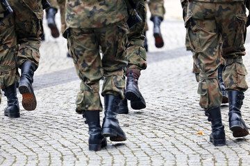 Buty wojskowe maszerują żołnierze armia.  © FotoDax