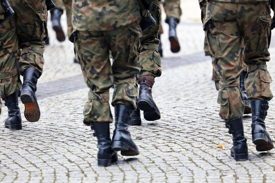 Buty wojskowe maszerują żołnierze armia. 
