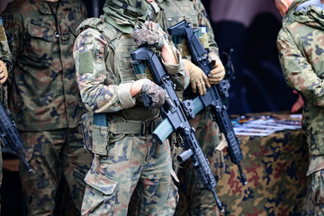 Oddział specjalny wojska, snajper z karabinem.  © FotoDax