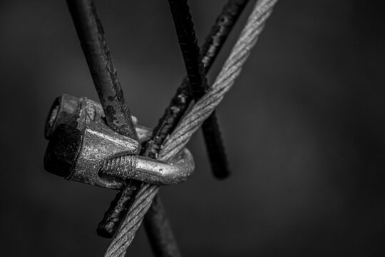eslab&oacute;n de cadena black and white