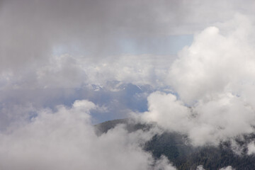 Obraz premium Misty Mountain Scene Captured During Elfin Lakes Hike in Squamish, BC