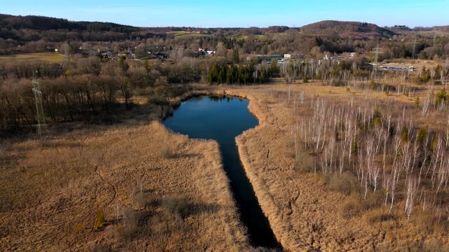Oberlauf der Wuerm, von Starnberg bis Leutstetten Luftaufnahme. Leutstettener Moos ist Naturschutzgebiet auf Gebiet Ortsteils Leutstetten der Stadt Starnberg in Oberbayern, Deutschland, Luftbild. 