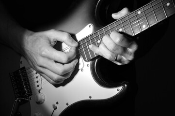 Musico tocando guitarra 