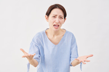 女性　ミドルエイジ　訴える　白背景