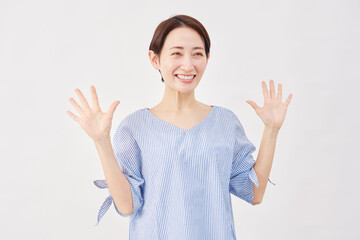 女性　ミドルエイジ　笑顔でびっくりする　右向き　白背景