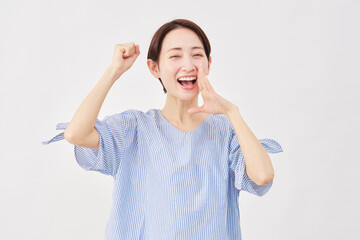 女性　ミドルエイジ　応援する　白背景