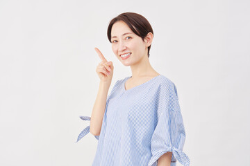女性　ミドルエイジ　左を指差す　白背景