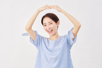 女性　ミドルエイジ　腕で丸のジェスチャー　白背景