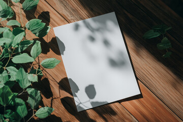 木製テーブルの上に置かれた白紙のチラシフライヤーのモックアップと緑の葉を描いたAI生成画像